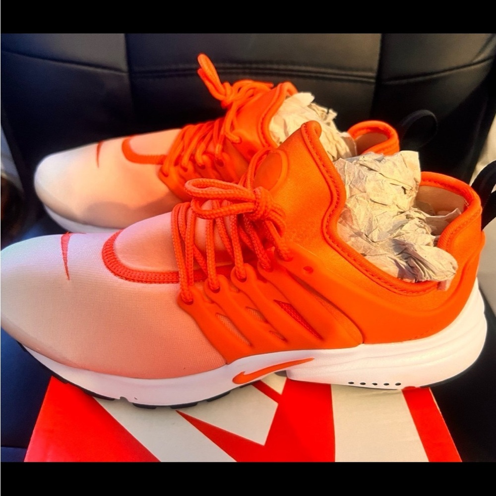 Nike Presto Womens NEW Size 9. Questions? Please ask.